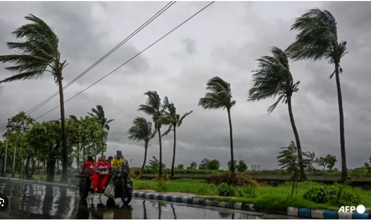 Ten dead after cyclone batters Bangladesh and India