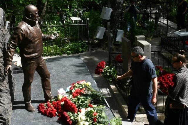 Russian mercenary Prigozhin's statue unveiled at his grave