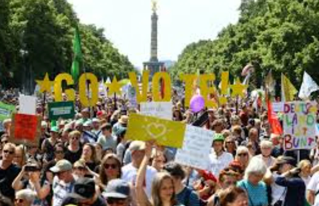 Tens of thousands join election rally against German far right