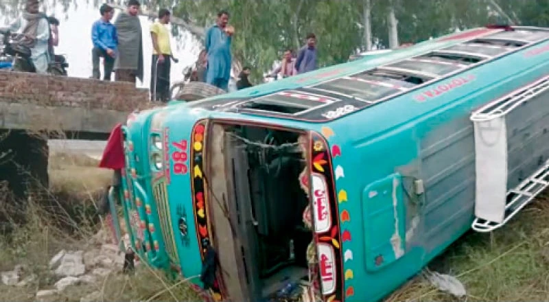 Over 15 injured in bus accident near Mian Chanu on Eid journey