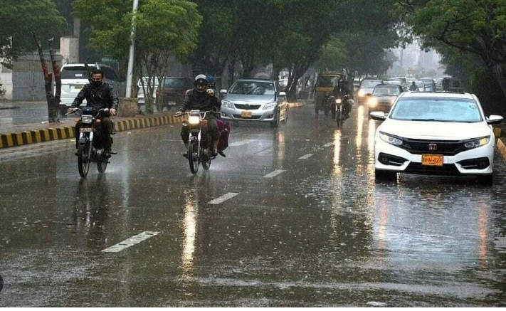Mercury drops as heat-stricken Karachi receives light rain
