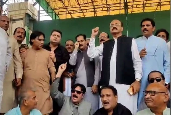 SIC-PTI lawmakers all set to hold 'parallel session' outside Punjab Assembly
