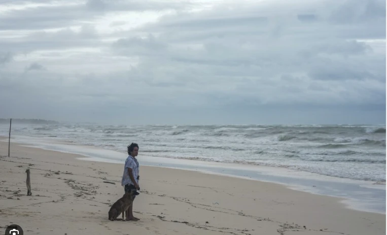 Texas hunkers down as storm Beryl approaches