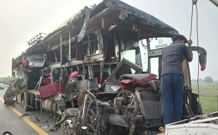 18 perish as bus rams tanker in India