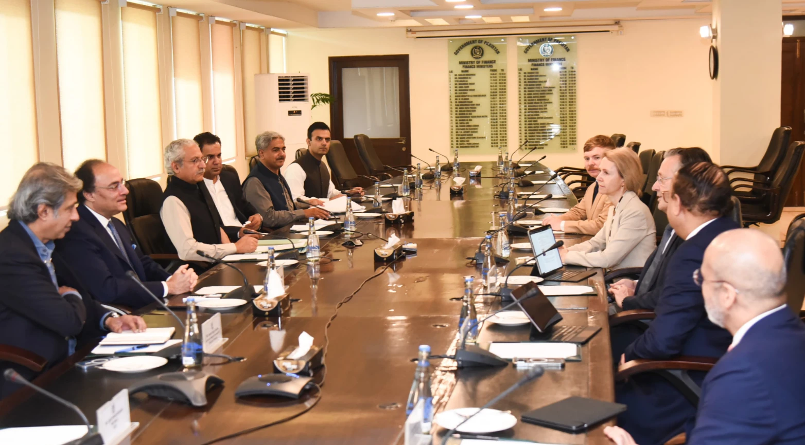 UK investment board team meets finance minister
