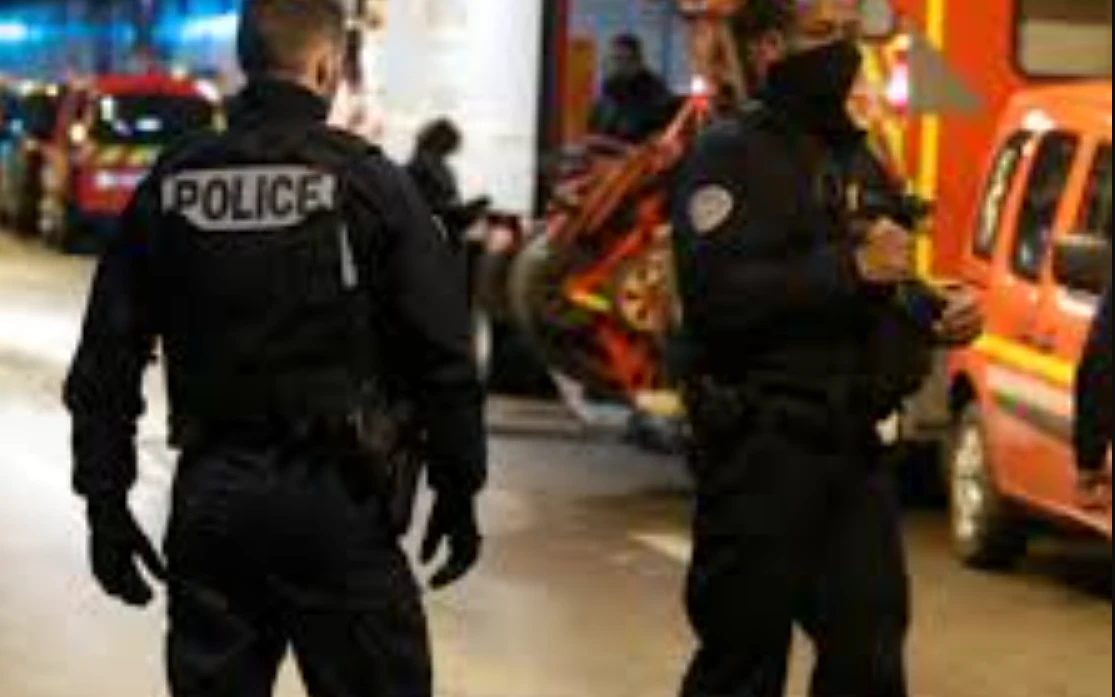 Man shot after knifing police officer