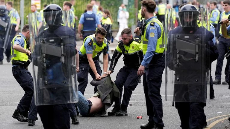 Fresh anti-immigration riot in Dublin results in injuries to police