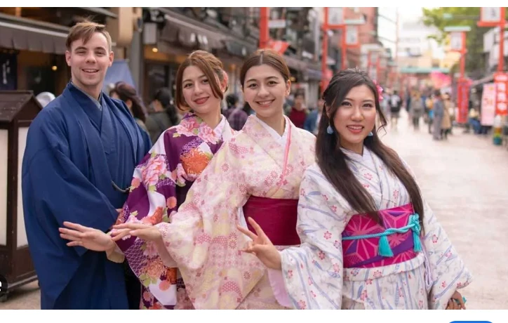 Foreign residents surge in Japan as number of citizens drops