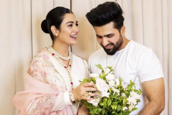 Unbelievable! Falak Shabbir offers super giant ROSE to Sarah Khan