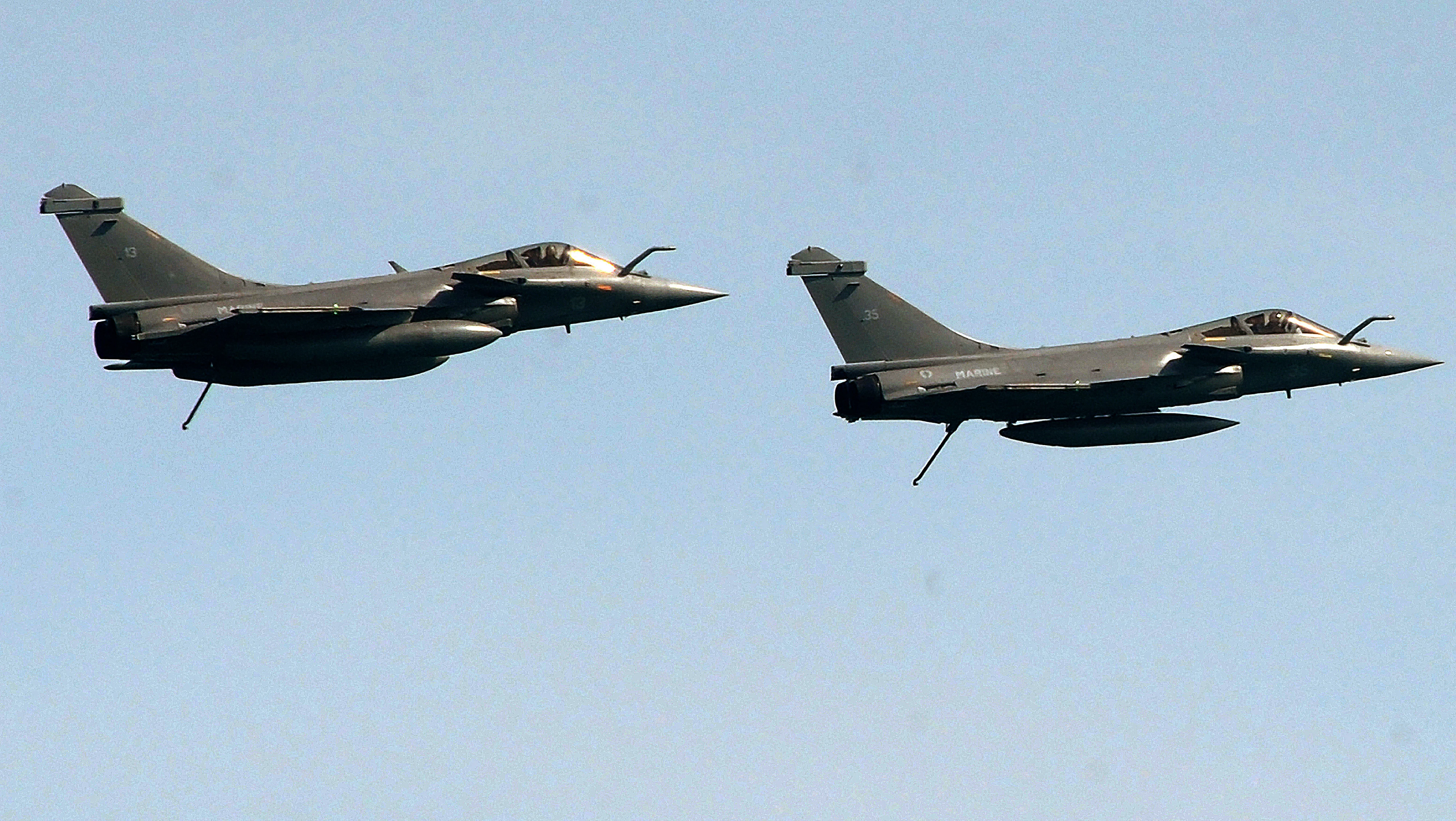 2 French jets collide mid-air, instructor, pilot missing