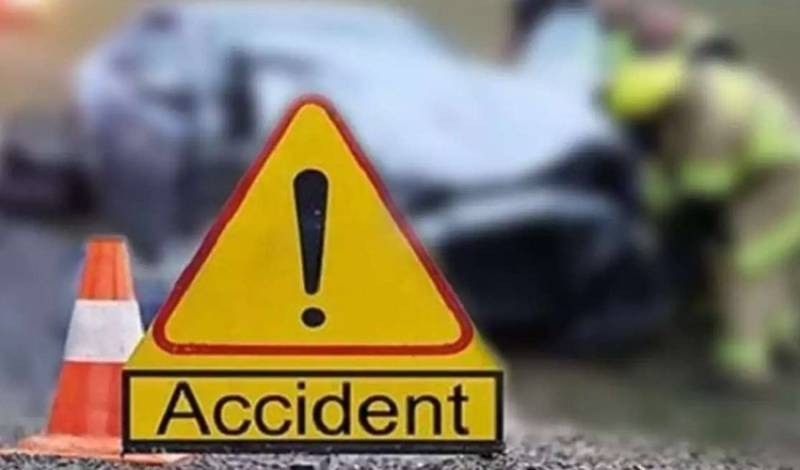 Bus crushes father with two daughters in Khairpur Nathan Shah