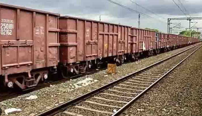 Goods train derails but driver chugs on in Deharki
