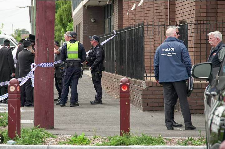 Arsonists set Melbourne synagogue ablaze