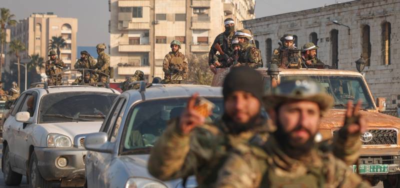 Syria rebels say nearing Damascus as govt denies falling back