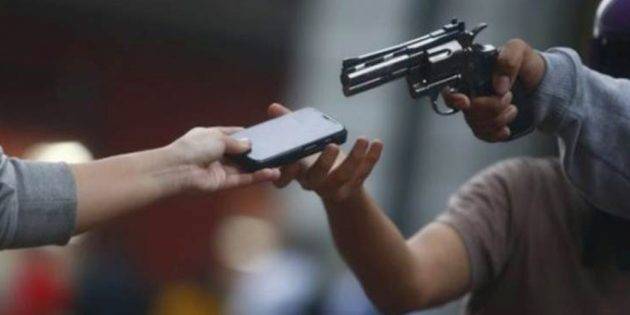Family heading for Umrah robbed at gunpoint near Narowal