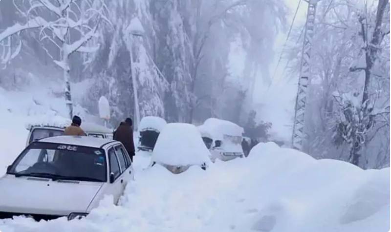 Rain turns weather chilly, snowfall in Murree attracts tourists to hill station