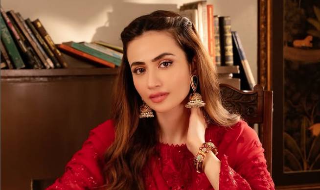 Sana Javed’s latest outfit severely criticized