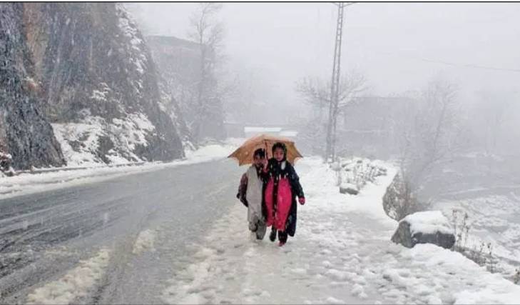 Severe cold wave sweeps across country after snowfall in upper areas 