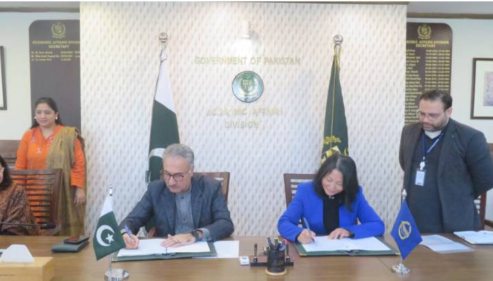 Pakistan, ADB seal $330m loan for social protection programme