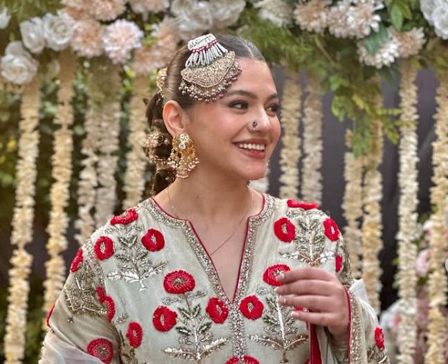 Zara Noor Abbas in trouble for 'poor' fashion sense during brother’s wedding 