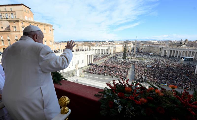 Pope calls for 'arms to be silenced' in Christmas appeal