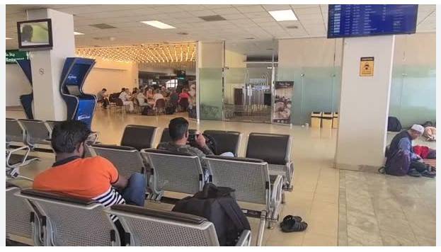Water pipeline burst floods Karachi Airport’s departure lounge