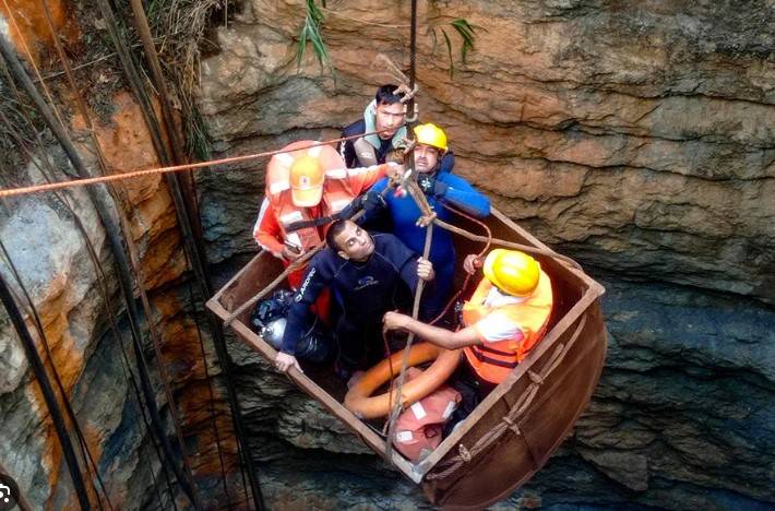 Indian divers race to reach miners trapped inside flooded pit