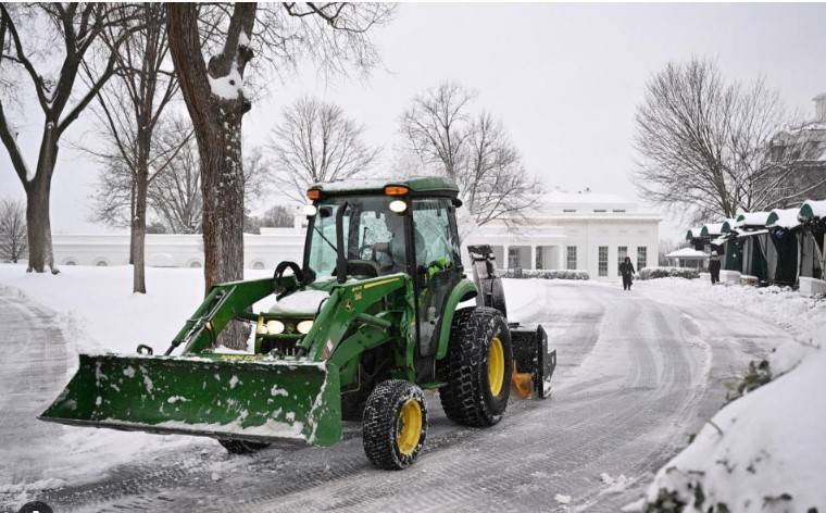 Winter storm leaves large US region blanketed in snow, ice