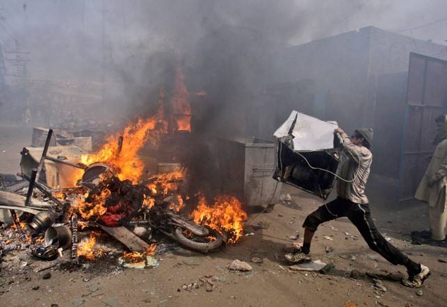 Traffic Police personnel set fire to Qingqi rickshaw in Mardan 