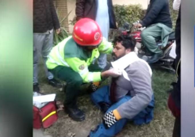 Kite string cuts motorcyclist’s throat in Lahore’s Defence
