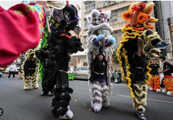 Chinese lion dance troupe shrugs off patriarchal past