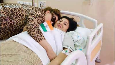  Urvashi Rautela requests fans for prayers for mother's fast recovery