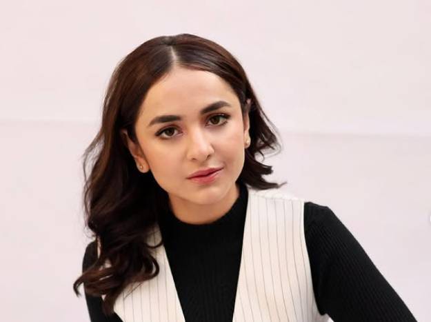 Yumna Zaidi suffers after losing passport and green card in Qatar 