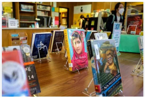 Books banned under Assad now on sale at Damascus shops