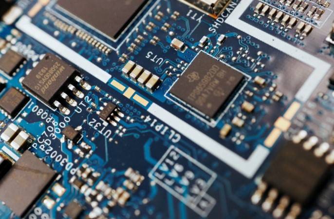 New US govt warns of tariffs on chips, metals