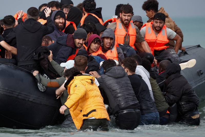 Dreams of Britain warm migrants against harsh French winter