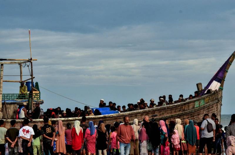 Rohingya refugees blocked from landing on Indonesia beach