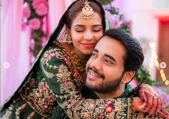 Hareem Sohail looks so in love with her groom at Mehndi night 