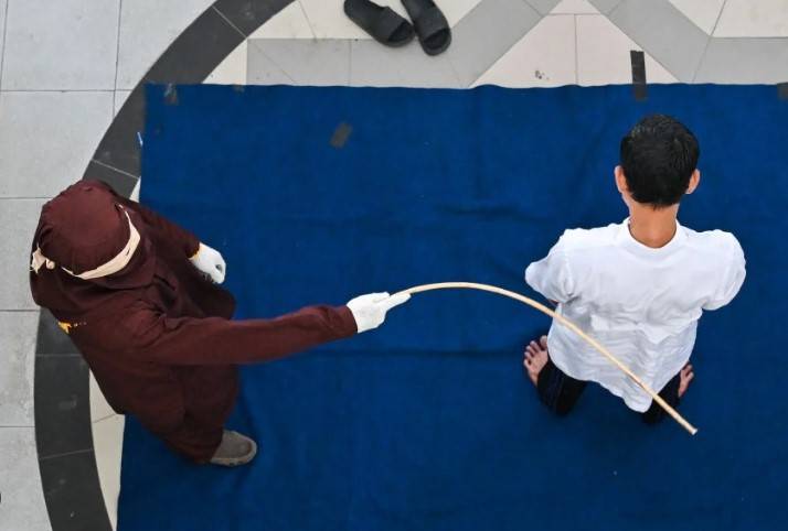 Four men flogged in Indonesia for online gambling