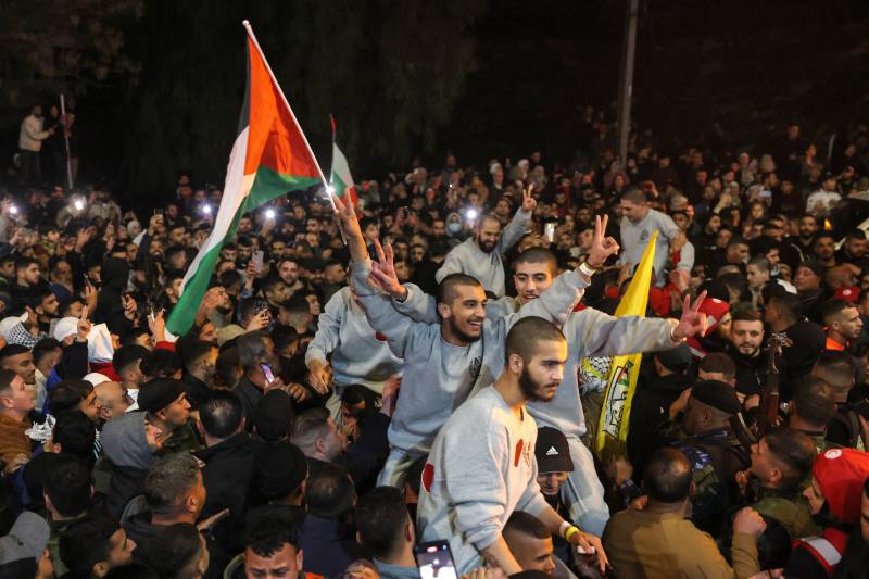 Two buses carrying released Palestinian prisoners reach Ramallah