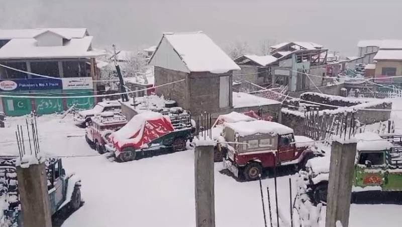 Warning issued after tourists throng Murree to enjoy snowfall 