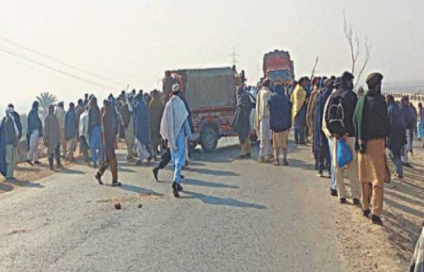 Three murders trigger Indus Highway blockage in Shikarpur