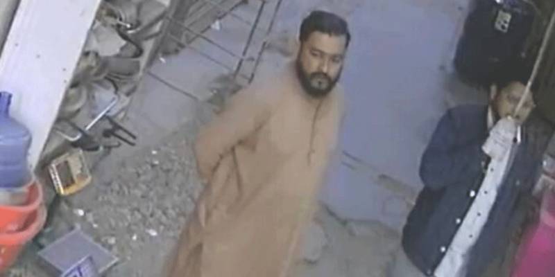 Rickshaw driver escapes with bridal dowry in Karachi