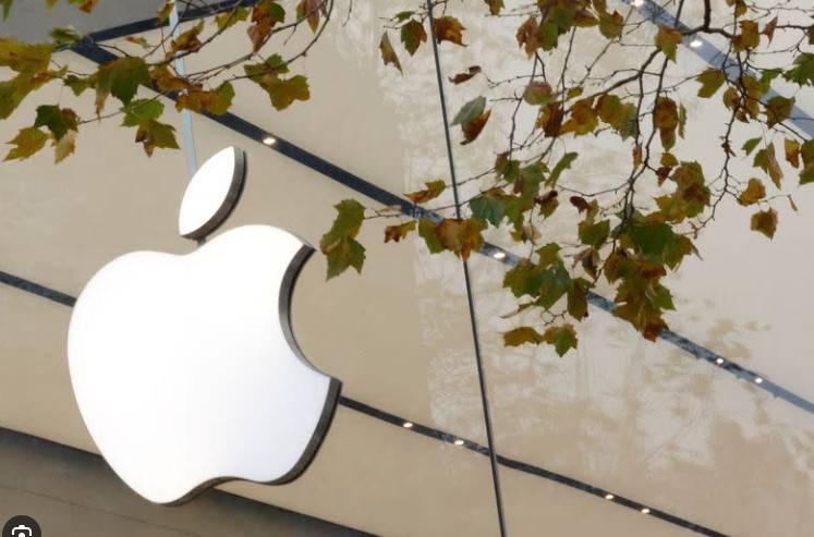 Apple blasts porn app for iPhones in Europe