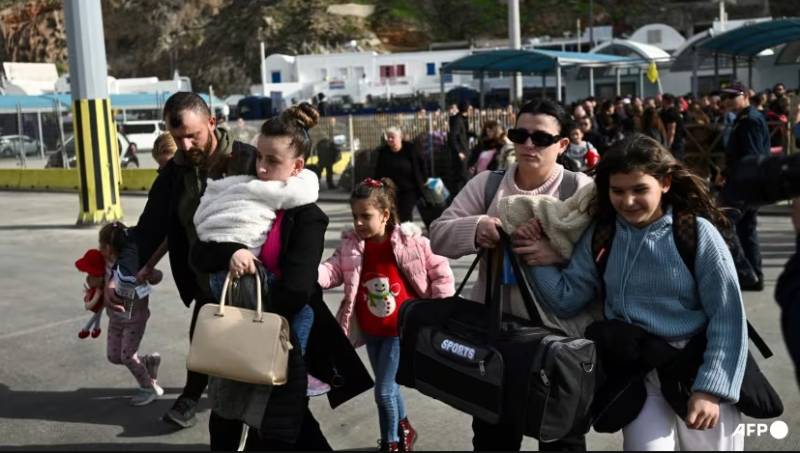 Thousands leave as fresh tremors shake Greece's Santorini
