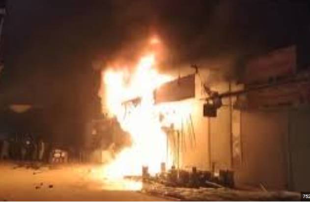 Fire erupts at optical shop in Lahore due to short-circuit  