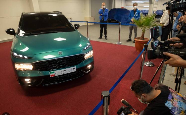 Iran scales back stake in top carmaker
