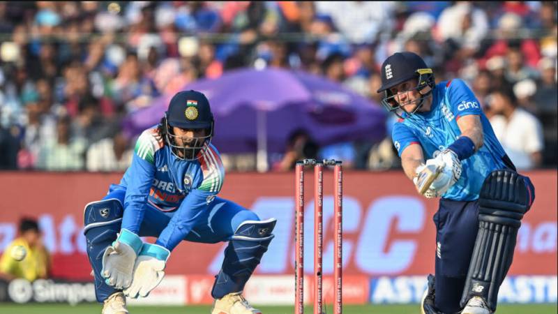Duckett, Root help Engand to 304 in second India ODI