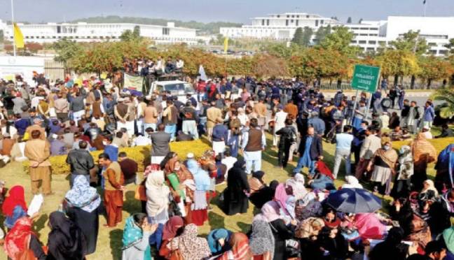 Government employees postpone Parliament House sit-in after successful talks
