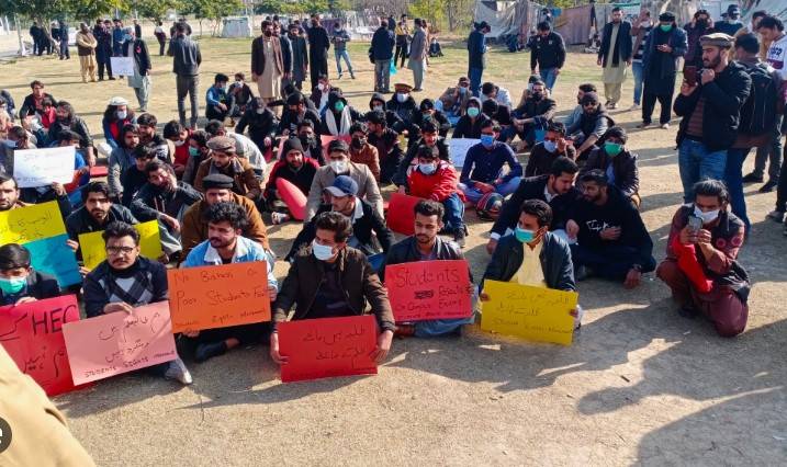 Protesting CSS students hold talks with Punjab governor